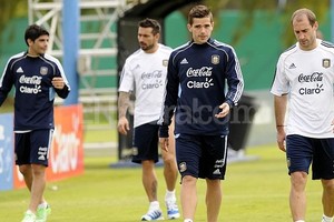 ELLITORAL_70330 |  DYN Gago, Zabaletta y Lavezzi. Los tres serían titulares este viernes. Banega iría la banco.