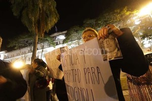 Pablo Aguirre El grupo que se concentró anoche frente a la Casa de Gobierno marchó hasta el Juzgado Federal de 9 de Julio y Monseñor Zazpe.