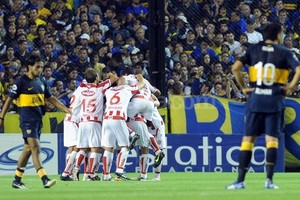 ELLITORAL_69289 |  Telam Juan Román Riquelme observa en su regreso al fútbol como festejan los jugadores de Unión una de las conquistas en la Bombonera.