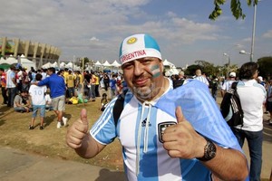 ELLITORAL_97476 |  DyN La alegría es sólo argentina, en los alrededores del Mineirao.