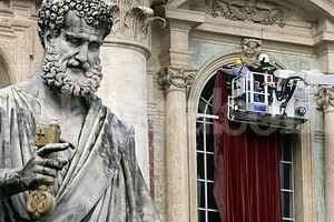 ELLITORAL_69681 |  EFE Bomberos decoran con terciopelo rojo el balcón central de la Basílica de San Pedro, en la Ciudad del Vaticano.