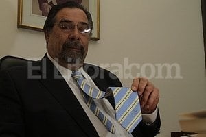 ELLITORAL_82063 |  Mauricio Garín Fina estampa. Campanella muestra con orgullo su corbata con el logo de los Springboks. La familia, la política y el rugby, las grandes  debilidades  del candidato.