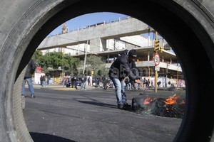 ELLITORAL_76752 | Pablo Aguirre La protesta también contempló la quema de cubiertas.