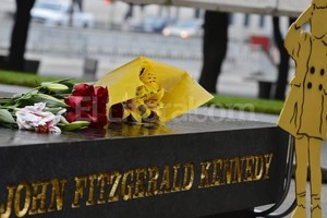 ELLITORAL_84020 |  EFE Las ceremonias oficiales en honor de Kennedy comenzaron el miércoles, cuando Obama y su predecesor demócrata, Bill Clinton, concurrieron a dejar una ofrenda floral junto a sus esposas al cementerio militar de Arlington, en las afueras de Washington, adonde descansan los restos del ex mandatario.