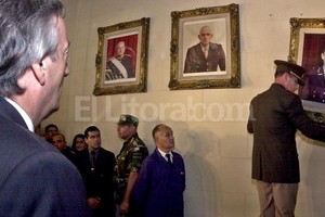 ELLITORAL_73736 |  DyN (Archivo) Momento histórico. El por entonces presidente de la Nación mira fijo el momento en el que bajan el cuadro del dictador.