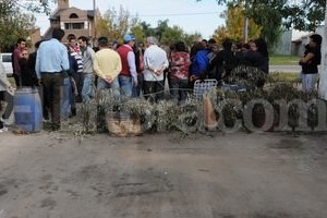 Flavio Raina Piquete. Con tachos y ramas, un grupo de vecinos tapó la entrada a la parada de la línea Recreo desde la madrugada de este lunes.