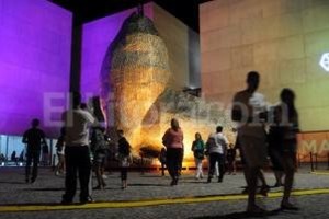 ELLITORAL_86688 |  Clarín Instalación de Marta Minujin realizada en el ingreso del Museo de Arte Moderno de Mar del Plata. Es un Lobo marino realizado con alfajores.