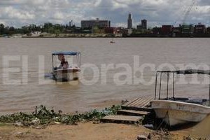 ELLITORAL_94974 |  José Vittori. En este momento, los boteros cuentan con tres embarcaciones para hacer el  cruce  a Santa Fe. La tarifa es de 3 pesos.