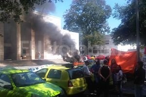 ELLITORAL_60657 |  El Litoral.com Los remiseros amenazan con nuevos cortes de calle si no son atendidos sus reclamos.