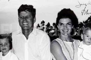 Archivo El Litoral. Ella era, a pesar de todo, la última sobreviviente destacada de Camelot, el apodo que ella misma le dio a la joven administración de su esposo, tomándolo prestado de un musical de Broadway de la época, para reflejar el cambio que Kennedy había marcado en el país.