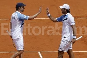 ELLITORAL_88434 |  agencia EFE. Los tenistas argentinos Eduardo Schwank (i) y Horacio Zeballos (d) durante el partido de dobles de la Copa Davis ante Simone Bolelli y Fabio Fognini de Italia.