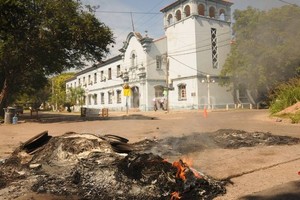 ELLITORAL_84996 | El Litoral. Frente y en las inmediaciones de la Jefatura de Policía, miembros de la fuerza de civil y familiares se concentraron en señal de protesta.