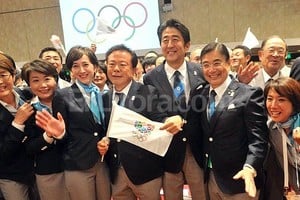 ELLITORAL_79444 |  Telam El primer ministro de Japón, Shinzo Abe, junto a los integrantes de la delegación de su país, muestran su alegría tras la nominación de Tokio como sede de los Juegos Olímpicos y Paralímpicos 2020.