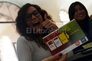 Gentileza UNL En el lanzamiento de la campaña, la UNL repartió bolsas que contienen variantes de desayuno saludable. Algunas de ellas se entregaron entre los periodistas de El Litoral para que también mejoren su nutrición.
