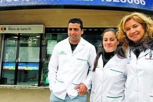 Guillermo Di Salvatore Karina Murano, quien hizo de partera, junto a sus compañeros Carla Benítez y Gabriel Mendieta, En la esquina donde fue el parto de emergencia.