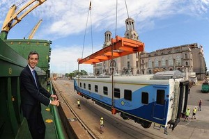 Telam EL ministro Florencio Randazzo durante la descarga de los coches para el ramal Rosario - Buenos Aires.