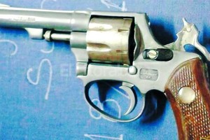 ELLITORAL_79236 | El Litoral. En un bolso se encontró un revólver calibre 32 marca Doberman con su número de serie limado.