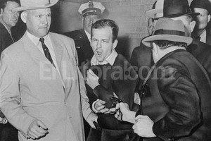 ELLITORAL_83995 |   El fin de Oswald no fue mejor que el de Kennedy. Fue asesinado por Jack Ruby, delante de periodistas y policías.