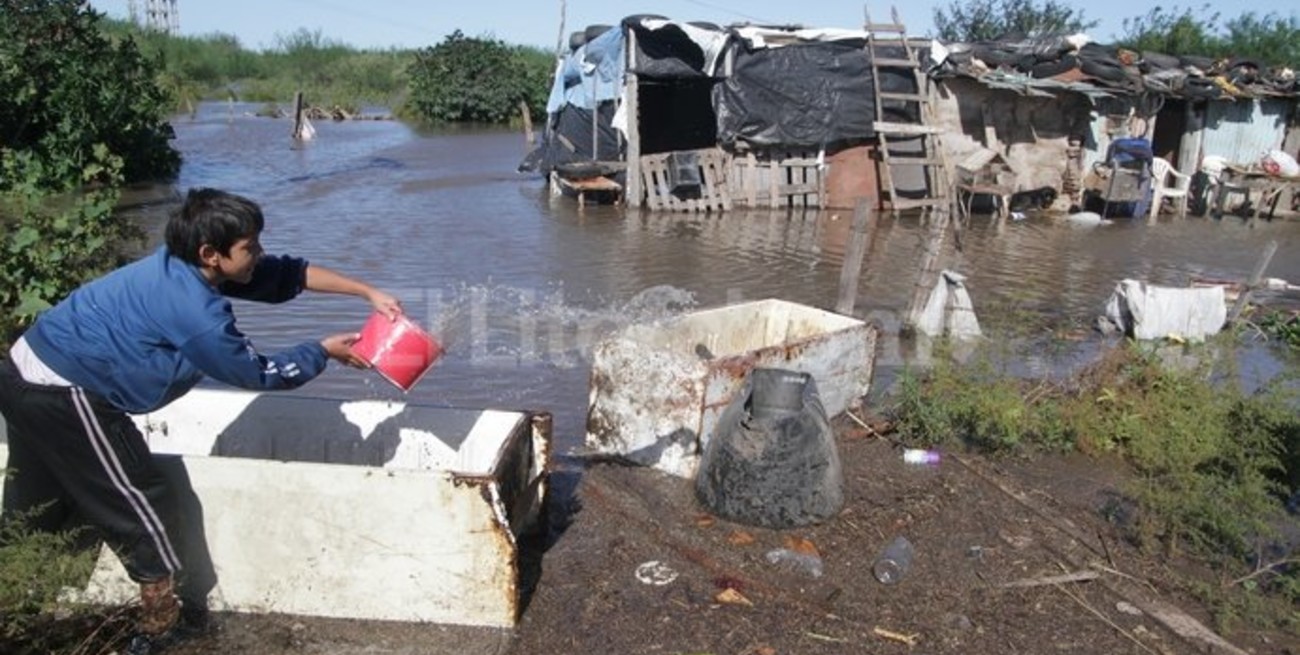 Ya hay unas 15 familias inundadas por la veloz crecida del río Salado
