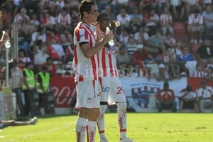 ELLITORAL_68897 |  Mauricio Garín. Sed de triunfo. Matías Donnet, Andrés Franzoia y  Tarrito  Pérez se refrescan en el 15 de Abril tomando agua. Unión, que de la mano de Sava estuvo cerca contra Arsenal y Godoy Cruz, buscará que la tercera del  Colo  sea la vencida.