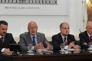 Flavio Raina Rubén Galassi (ministro de Gobierno), Antonio Bonfatti (gobernador), Jorge Henn (vice) y Raúl Lamberto (ministro de Seguridad).