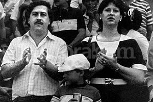 Archivo Pablo Escobar junto a su mujer Victoria Eugenia Henao, durante un partido de fútbol en Medellín. Su esposa e hijos fueron su exclusiva debilidad.
