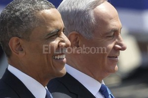 EFE El presidente de EE.UU., Barack Obama y el primer ministro israelí, Benjamin Netanyahu en el aeropuerto de Ben Gurion, Israel. El presidente Obama realiza su primera visita a Israel desde que ocupa el cargo.