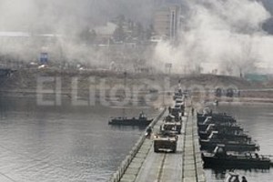 ELLITORAL_70905 |  EFE Varios tanques de la unidad de infantería mecanizada cruzan el río Bukhan en Hwacheon, a 118 kilómetros al noreste de Seúl (Corea del Sur) este lunes 1 de abril, bajo la protección de helicópteros de ataque como parte de unas maniobras de la unidad para mejorar su capacidad de combate ante cualquier posible provocación de Corea del Norte.
