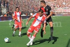 ELLITORAL_73944 |  Pablo Aguirre Jugar de esta manera, con tribunas llenas, es lo que todos querríamos. ¿Se puede?... Es lo que evalúa el gobierno, planteándose serias dudas respecto de la factibilidad.