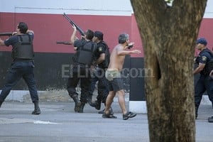 ELLITORAL_67644 |  DYN Mientras el grueso del operativo policial se concentraba en la cancha de Central, las agresiones estallaron en las proximidades de Newell?s.