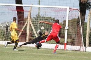 ELLITORAL_67861 |  Guillermo Di Salvatore Sand le dice no a Míguez El correntino Darío Sand, hermano del  9  de Racing que pasó por Colón y llegó como refuerzo a Libertad de Sunchales, le tapa de manera espectacular un gol al uruguayo Pablo Míguez que llegó varias veces a esa instancia. Luego, Libertad golpeó y Unión se descontroló en todas sus líneas