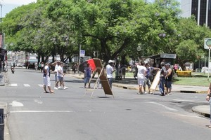 ELLITORAL_65360 |  Luis Cetraro Corte. Los ambulantes interrumpieron el tránsito ayer al mediodía, y planean seguir reclamando para poder vender sus productos en la plaza del Soldado.