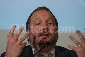 ELLITORAL_65316 | DYN Martín Sabbatella insistió que el plazo de espera es hasta las 12 de la noche de mañana, y luego empezará a actuar de oficio para disponer de las licencias del grupo Clarín.