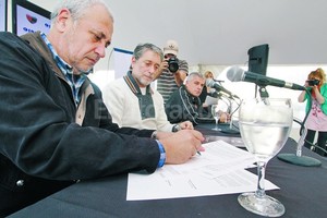 ELLITORAL_81122 |  Mauricio Garín Con nombre y apellido. El vicepresidente Rubén Moncagatta ubicado en la cabecera al lado de Carlos Felice (OSPAT) y Rubén Rossi, al momento de rubricar el acuerdo para activar  Colón en tu barrio  en el hipódromo de Las Flores. En caso de pedir licencia Lerche por cuestiones de salud, quedará a cargo de la institución.