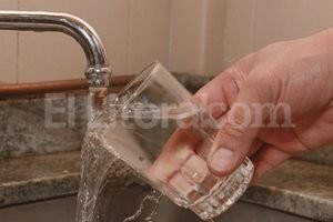 Guillermo Di Salvatore El presidente de Assa, Sebastián Bonet, sostuvo que el gobierno trabaja para suministrar agua potable en cantidad y calidad para todos los usuarios de la empresa. Ello implica la recuperación de la capacidad económica de la empresa .