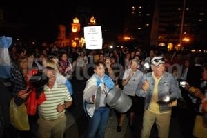 Flavio Raina Las cacerolas en la calle sirven para manifestar, para advertir, para expresarse, pero el poder no se gana con cacerolas, la tarea es más ardua, más amplia y exige de requisitos más complejos que una manifestación callejera.