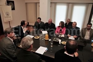 MCSF El intendente José Corral recibió a las autoridades en la Sala de Reuniones del municipio.