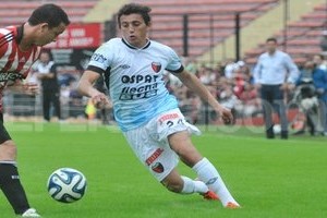 Luis Cetraro El zurdo, veloz y habilidoso delantero sabalero en acción ante Estudiantes. Podría haber sido su penúltimo partido en el Centenario.
