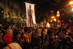 Flavio Raina Como cada martes. La Marcha de las Antorchas estuvo en la plaza. Esta vez llevó hasta los Tribunales una figura del ex gobernador Carlos Reutemann.