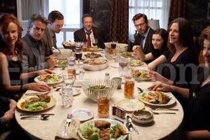 Gentileza The Weinstein Company El disparador de la trama es la desaparición de Beverly Weston, un ex profesor y bebedor de campeonato, que lleva décadas casado con Violet.