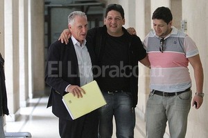 El Litoral Emanuel Araya se abraza con su hermano y el abogado Luis Hilbert, a la salida del juzgado de Instrucción.