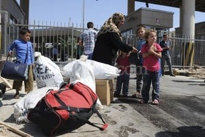 ELLITORAL_79308 |  EFE Refugiados sirios cruzan a Turquía mientras el presidente de EEUU espera que el Congreso autorice una intervención militar en Siria.