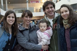 EFE Speziale y Pérez Orsi este viernes junto a familiares en el aeropuerto de San Petesburgo.