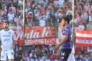 Pablo Aguirre Beligoy muestra la tarjeta amarilla al pibe Fantín, que mañana reemplazará a Bruna, de futuro incierto en la institución.