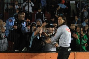 ELLITORAL_92426 |  Pablo Aguirre El arquero habla con hinchas de Belgrano durante el partido aquel sábado 18 de agosto de 2012.
