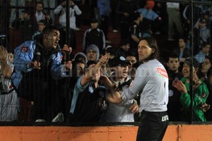 ELLITORAL_92426 |  Pablo Aguirre El arquero habla con hinchas de Belgrano durante el partido aquel sábado 18 de agosto de 2012.