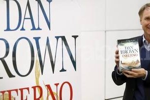 agencia EFE. Lo hizo otra vez. Con Inferno Dan Brown repite el éxito editorial de El Código Da Vinci . Aquí posa con un ejemplar de su sexto libro en castellano, en Madrid, durante la presentación de la obra.
