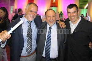 Gentileza Prensa UTN Oscar Robles y su hijo Javier, festejaron juntos haberse recibido de ingenieros civiles. En medio de ambos, el rector de la UTN, Rudy Grether, saludó este sueño cumplido de ambos.
