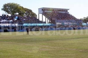 ELLITORAL_88808 |  Archivo El Litoral. La cancha de Villa San Carlos en Berisso se encuentra complicada por las fuertes lluvias.