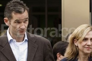 ELLITORAL_71004 |  EFE Lejos quedaron los tiempos felices para Cristina y su esposo. El juez instructor, José Castro, la comprometió hoy a declarar el próximo sábado 27 de abril.